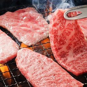 岩手 前沢牛オガタ 小形牧場牛 肩焼肉用300g 牛肉【送料込み】【二重包装不可】【お届け不可地域：離島】