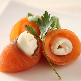 北海道日高沖 船上活〆桜鱒スモークサーモン 70g×4 魚介 惣菜【送料込み】【二重包装不可】【お届け不可地域：離島】