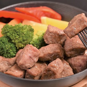【お中元2025】北海道産牛 サイコロステーキ HSKS-4 洋風惣菜 肉【送料込み】【二重包装不可】【お届け不可地域：離島】_1085