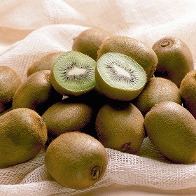 山梨県産 グリーンキウイ 800g フルーツ 果物【送料込み】【二重包装不可】【お届け不可地域：離島】